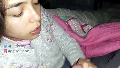 나는 내 남편의 모든 우유를 삼키고 정액으로 혀를 보여줍니다.