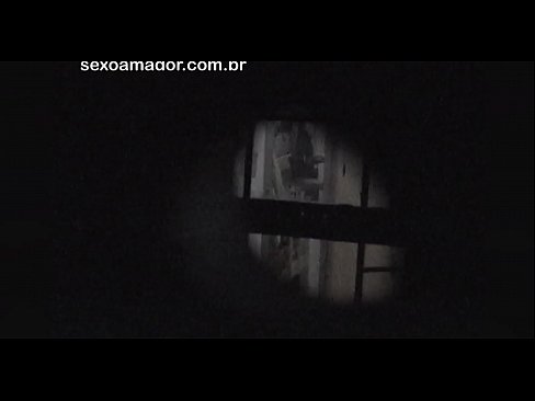 ❤️ 블론디는 중공 벽돌 뒤에 숨겨진 이웃 뱃사공에 의해 비밀리에 비디오에 녹화됩니다. ❤️❌ 하드 포르노 우리 ️❤